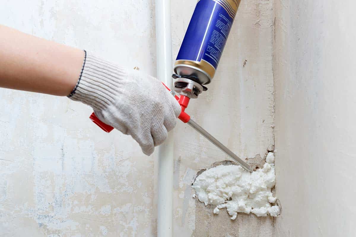 Seamless spray foam insulation layer